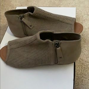 City classified perforated Tan sandals 6 1/2